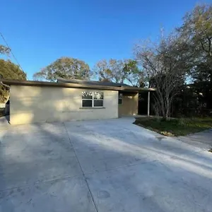 Cheerful Minutes From The Airport And Raymond James Stadium! Tampa